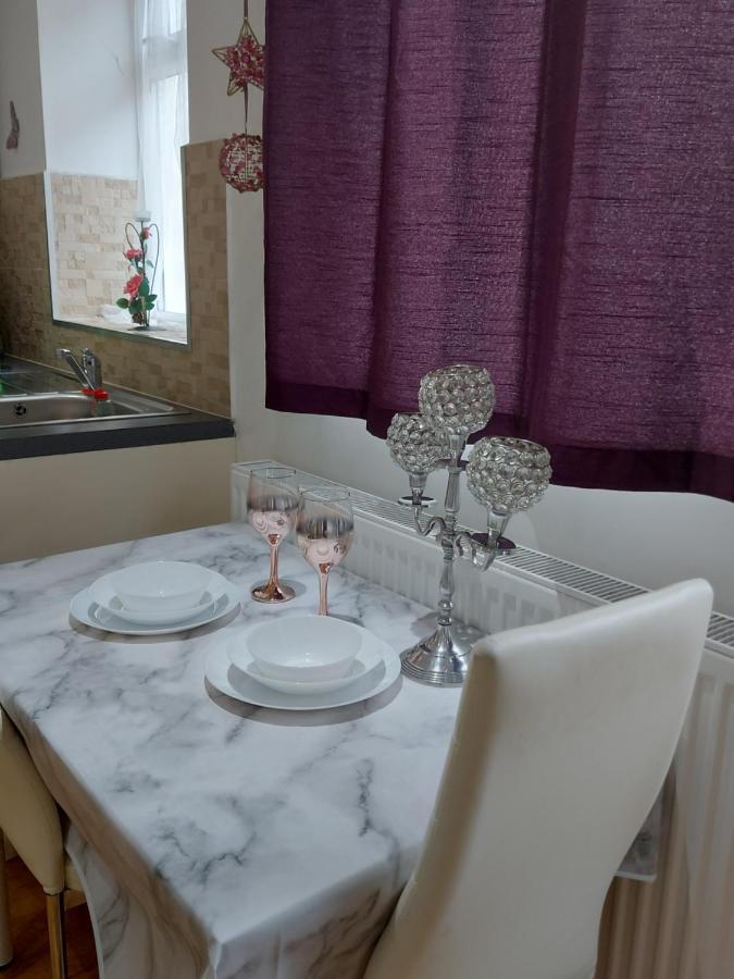 Lux Apartment In Gatwick Κρόουλι Εξωτερικό φωτογραφία