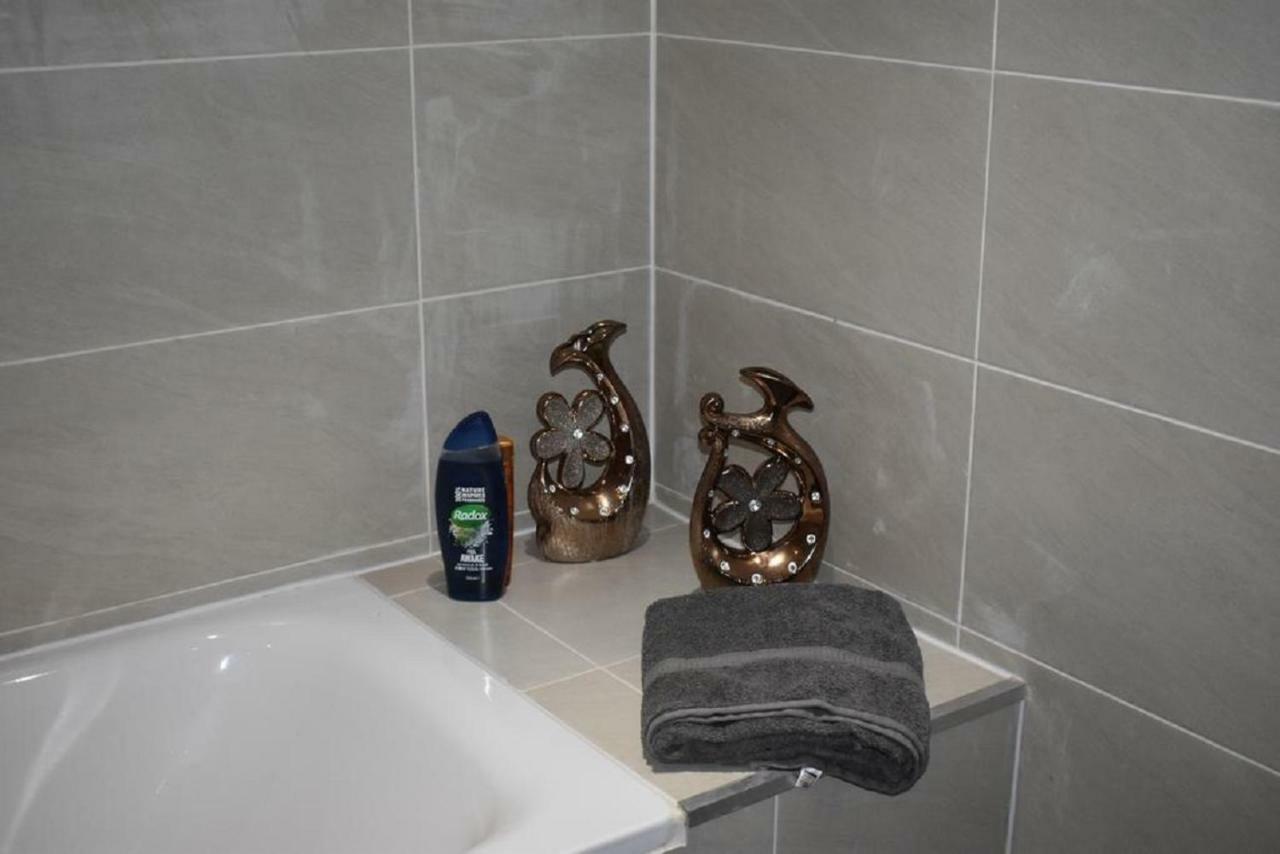 Lux Apartment In Gatwick Κρόουλι Εξωτερικό φωτογραφία